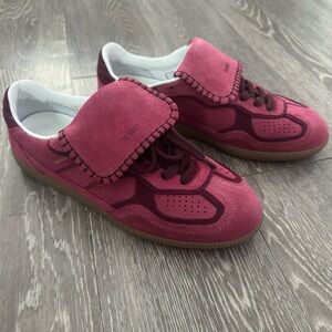 ALOHAS TB. 490 Club Sneakers
Size EUR 39 US 8-8.5